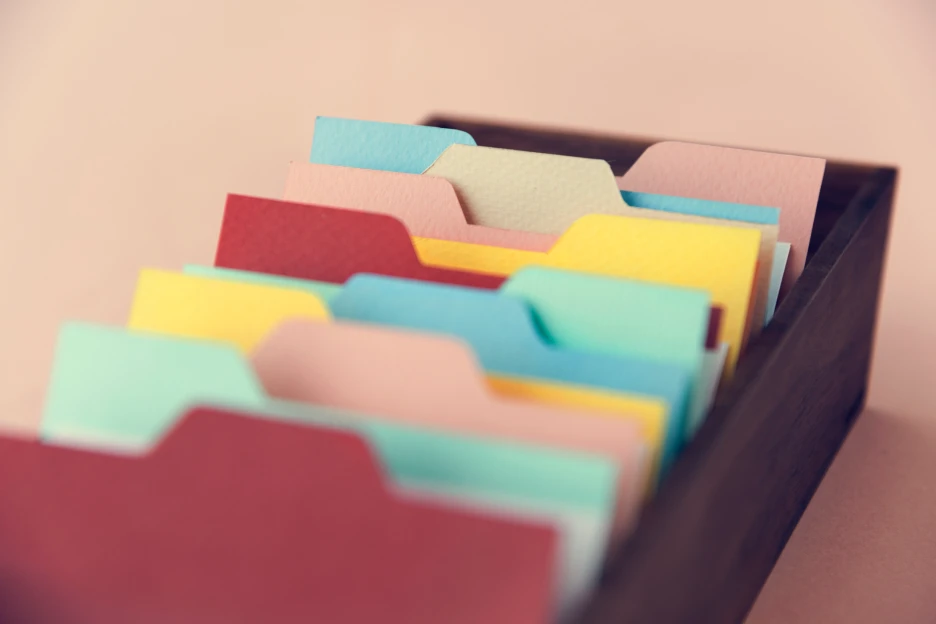 Imagem de uma caixa cheia de pastas com documentos