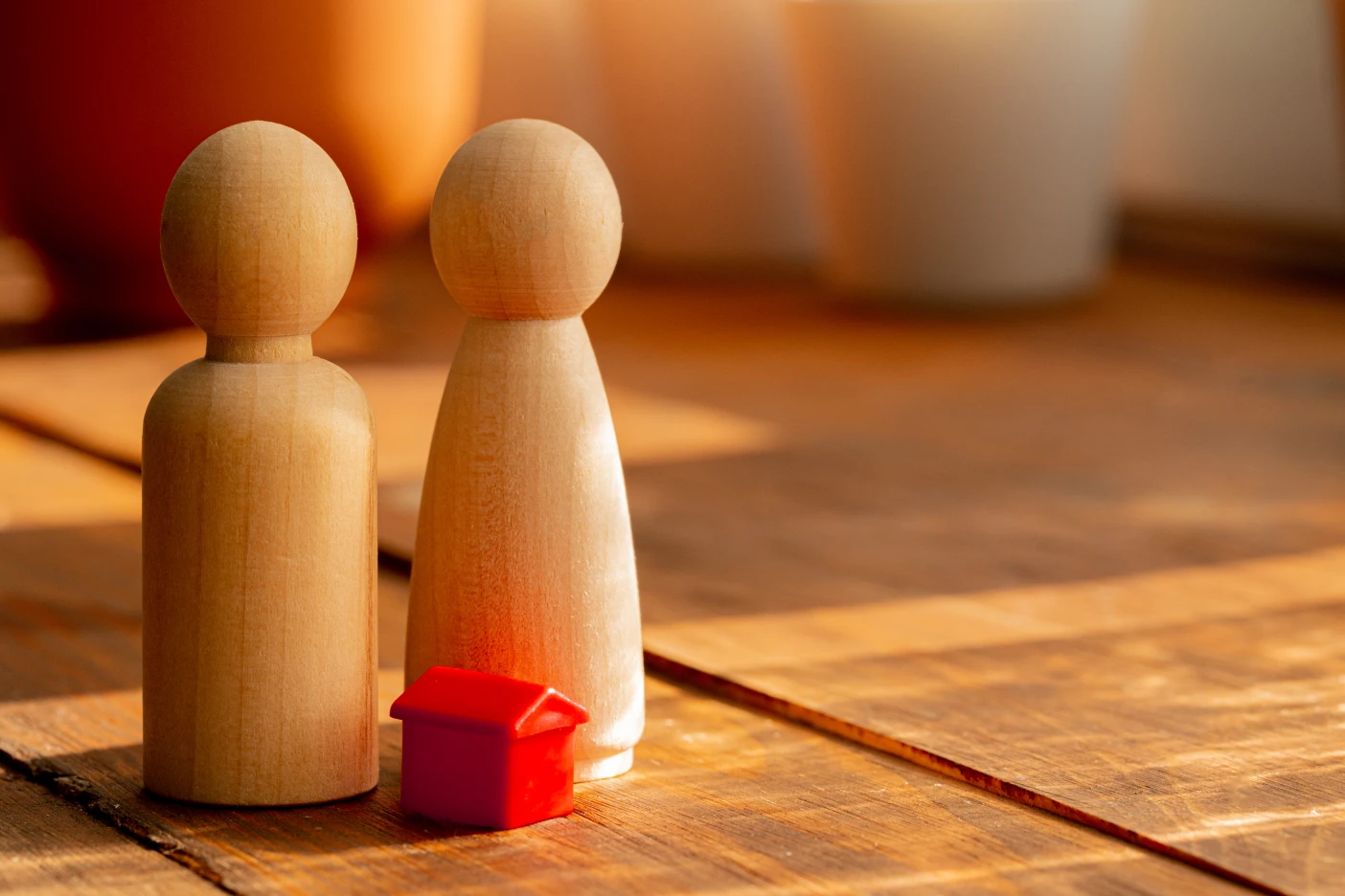 Imagem de figuras de madeira com a sua primeira casa