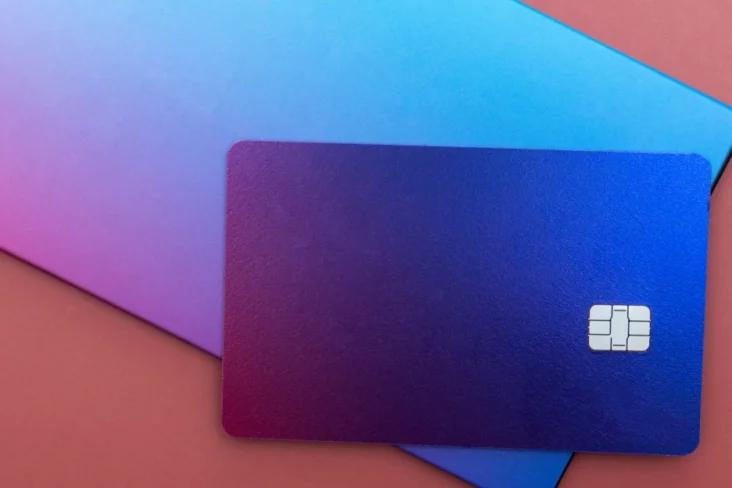 Imagem de um cartão bancário da Revolut