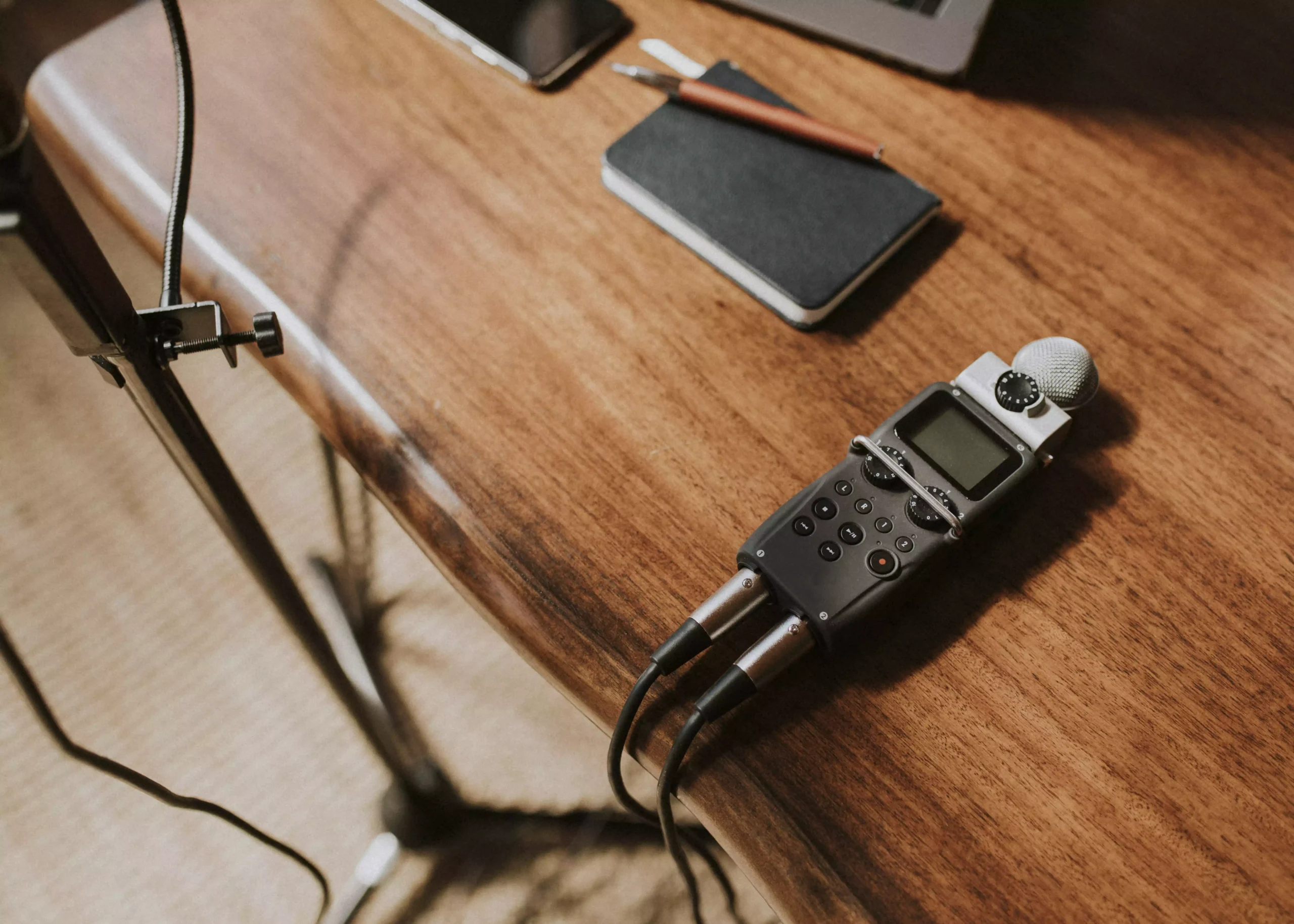 Gravador de voz em cima de uma mesa