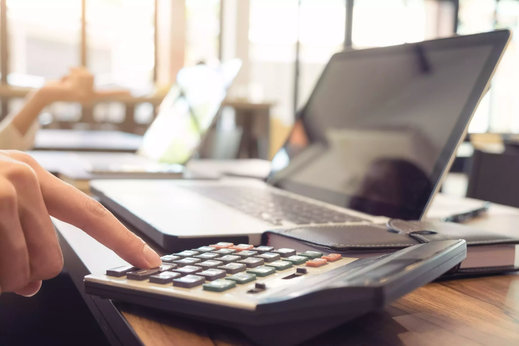 pessoas a trabalhar no computador