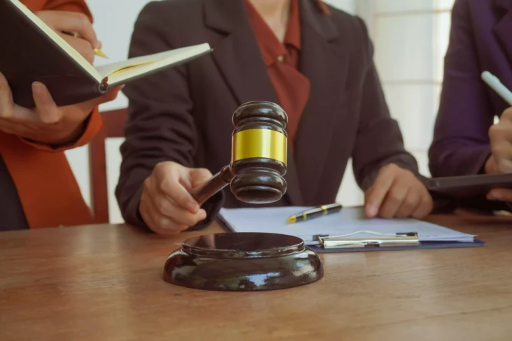 Juiz com grupo de advogados