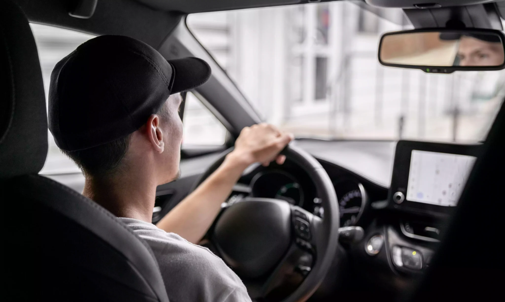 Jovem a conduzir carro