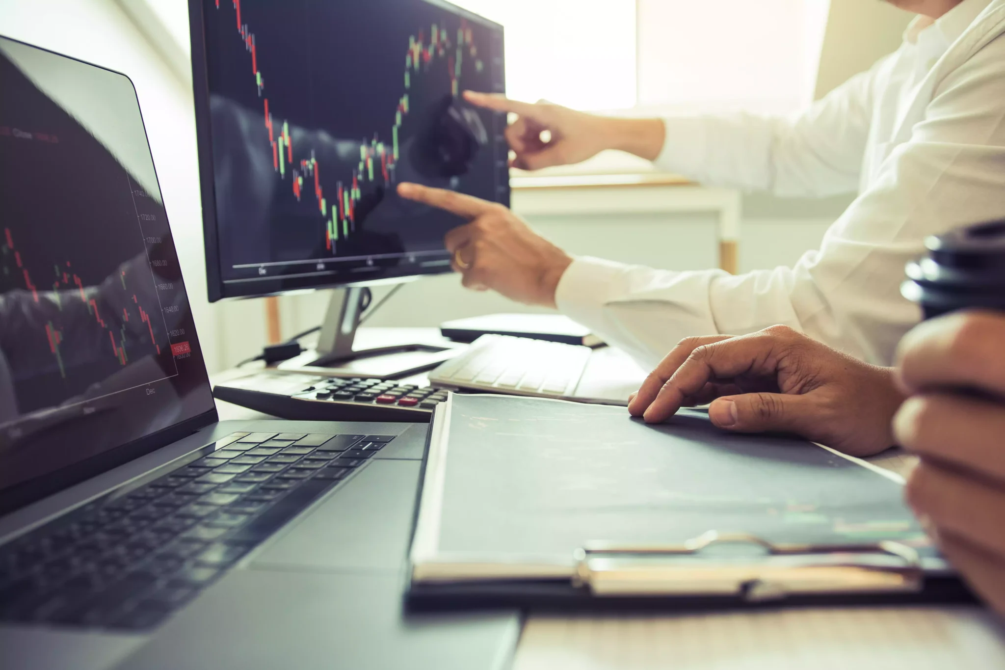 Pessoas a analisar gráficos de ações