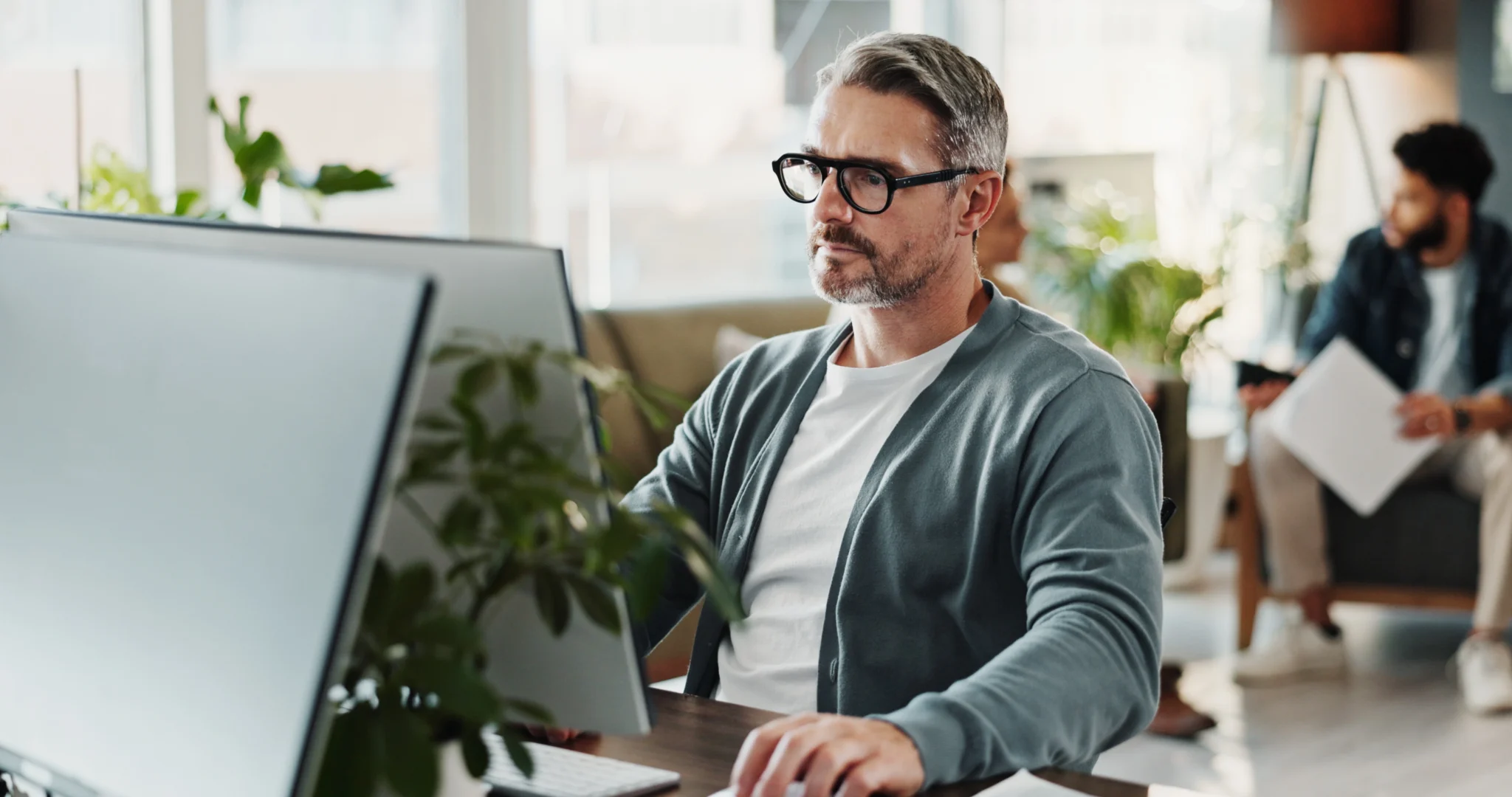 Homem a trabalhar no computador