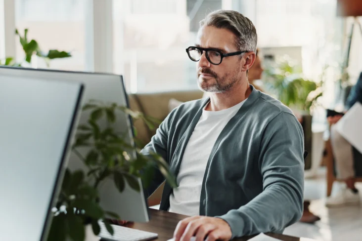 Homem a trabalhar no computador