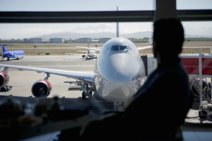 Imagem de um viajante em espera do avião