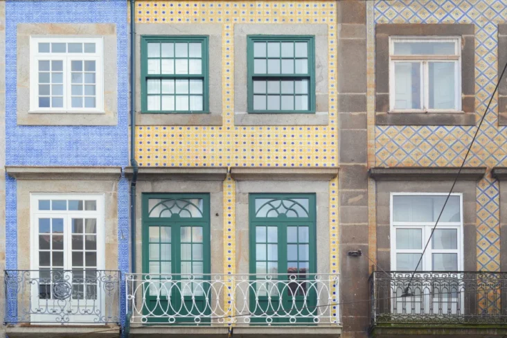 Imagem da fachada de um edifício português