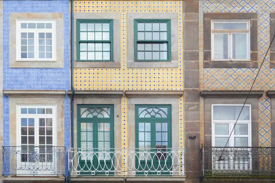 Imagem da fachada de um edifício português