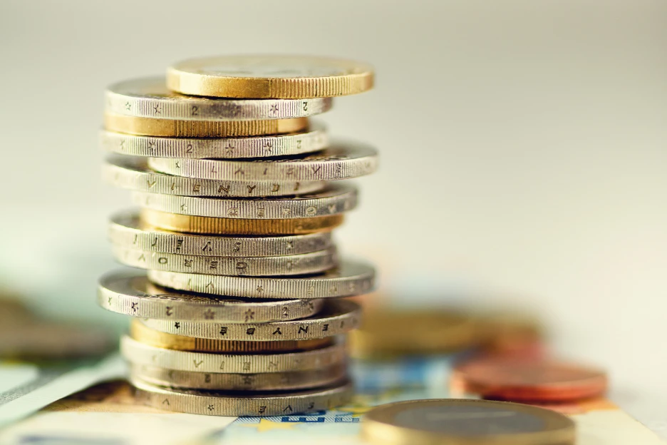 Como usar menos-valias para pagar menos IRS? Imagem de moedas empilhadas