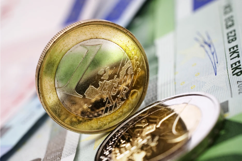 Imagem de moedas e notas