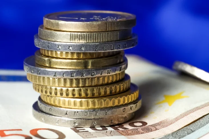 Imagem de moedas e notas representante de ordenado
