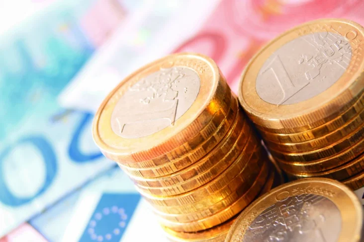 Imagem de moedas e notas, relativo ao investimento do IRS no PPR