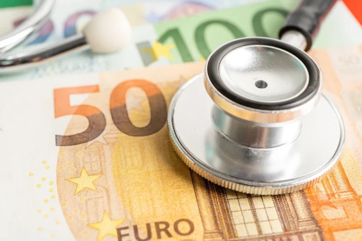 Imagem de notas com um estetoscópio