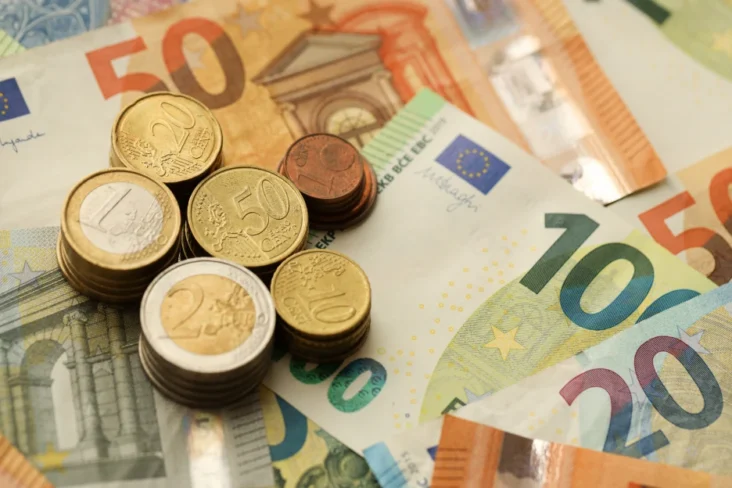 Imagem de notas e moedas de euro