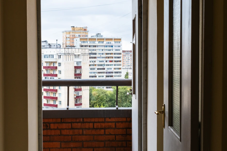 Imagem da vista de um prédio para o exterior