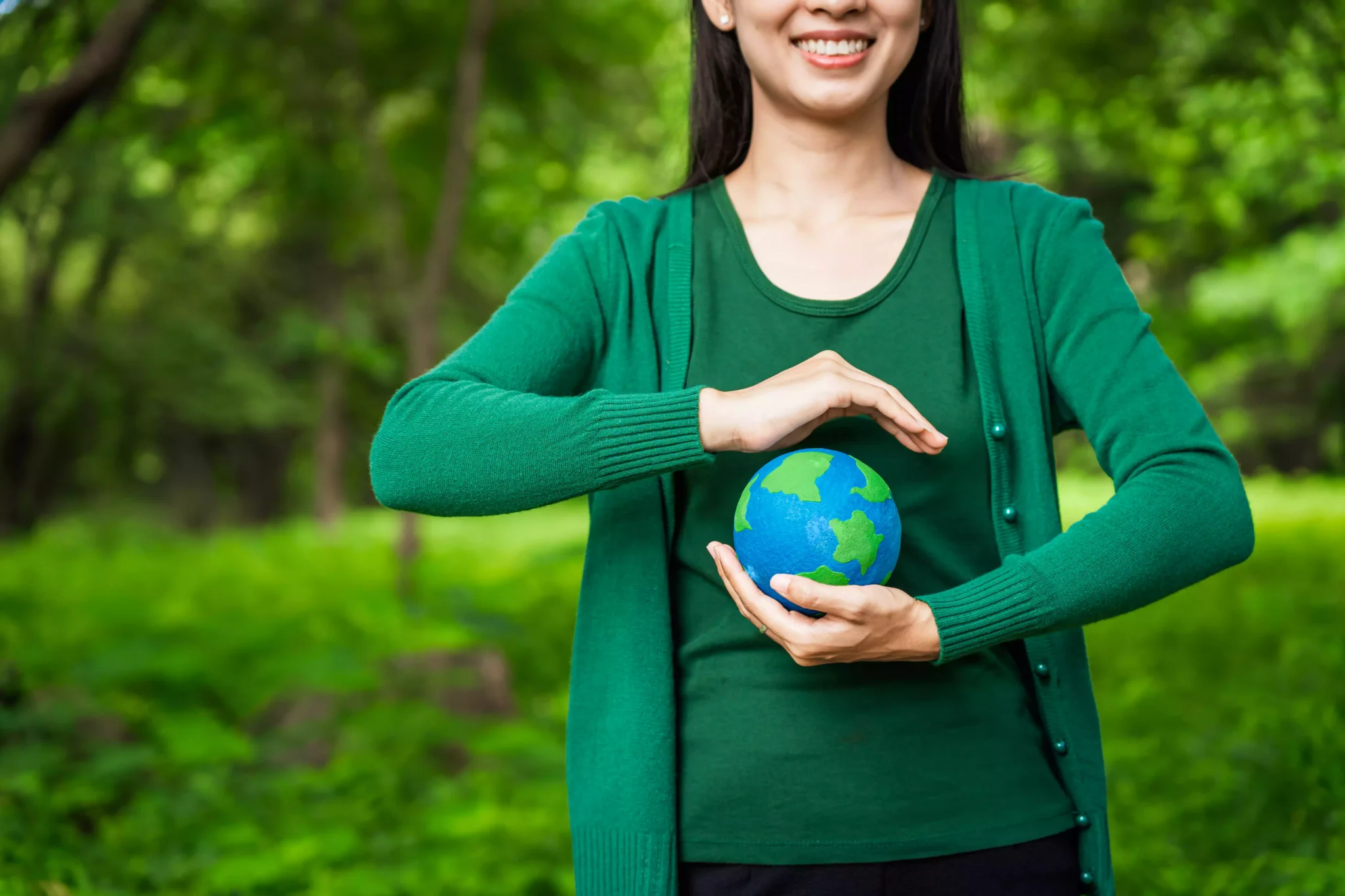 Rapariga a segurar o planeta Terra