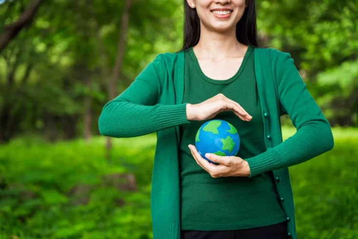 Rapariga a segurar o planeta Terra