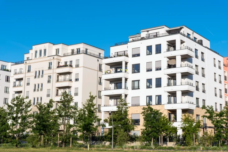 prédios de habitação ilustram o mercado de investir em imobiliário em Portugal