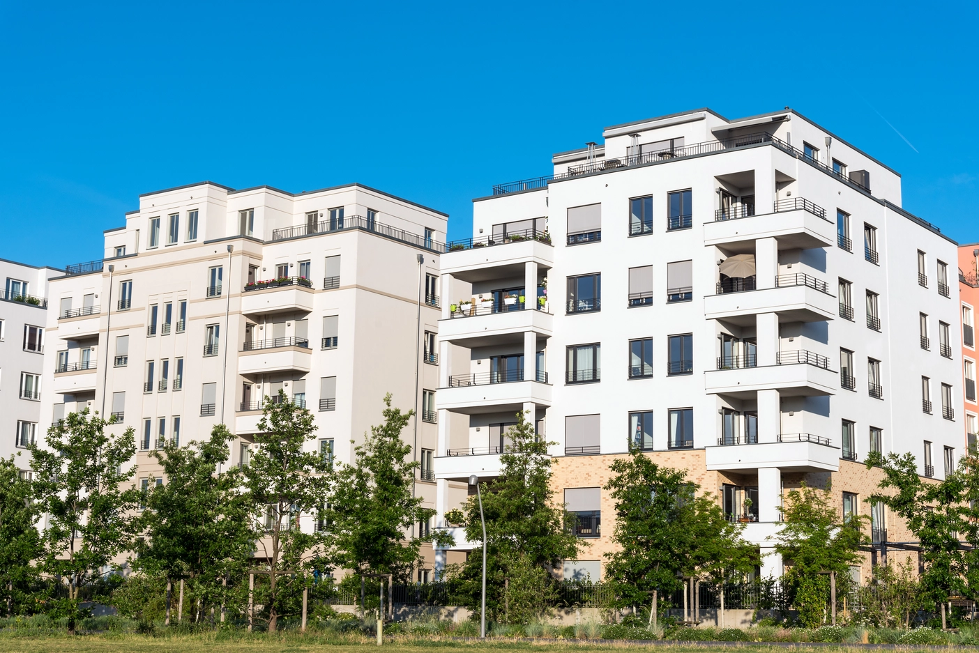 Investir em imobiliário em Portugal: O que muda com o novo pacote fiscal prédios de habitação ilustram o mercado de investir em imobiliário em Portugal