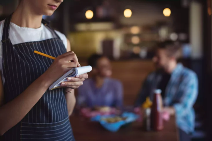 Jovem a trabalhar num restaurante