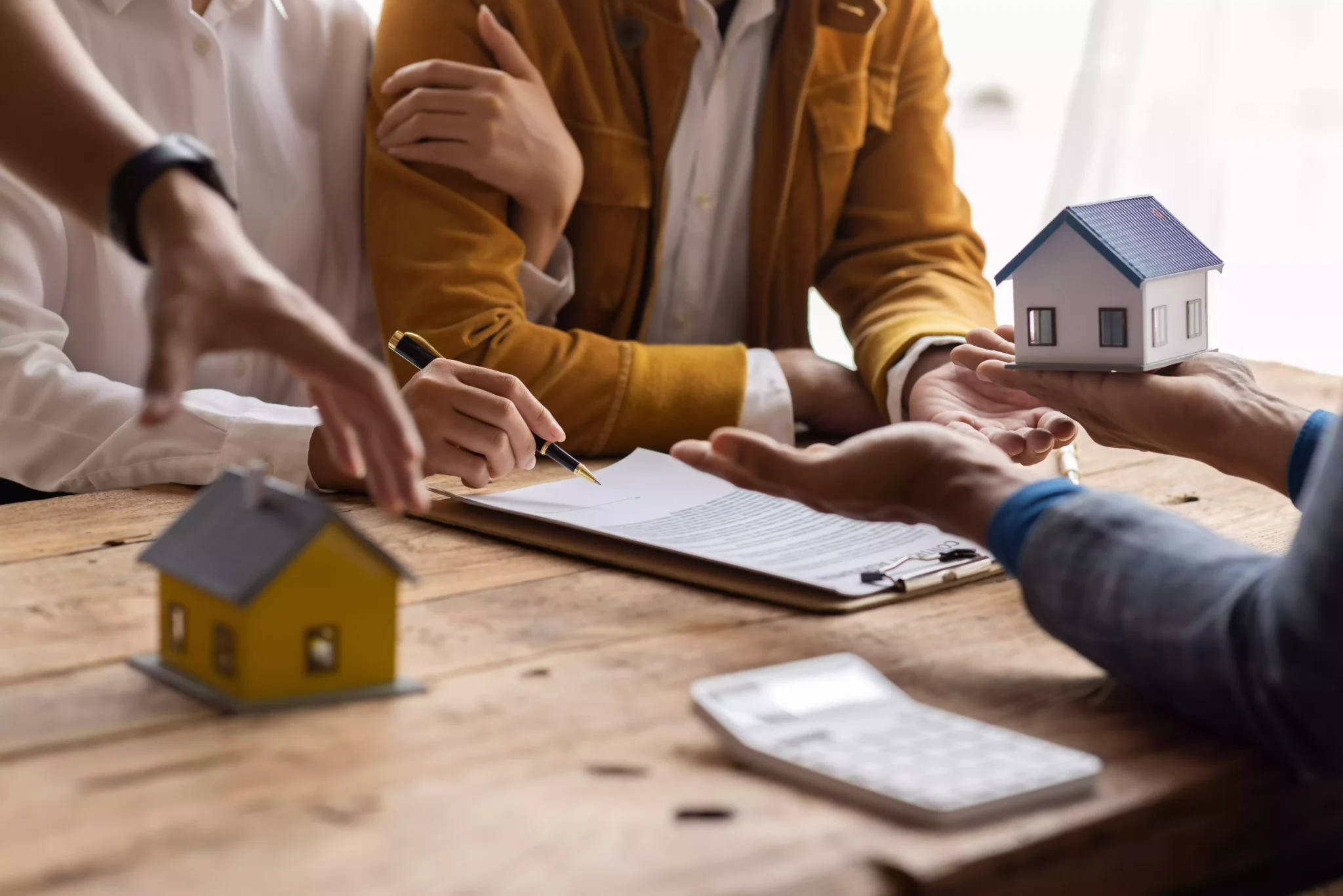 Casal a fazer crédito habitação