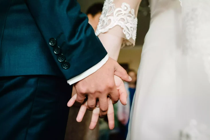 Noivos de mão dada