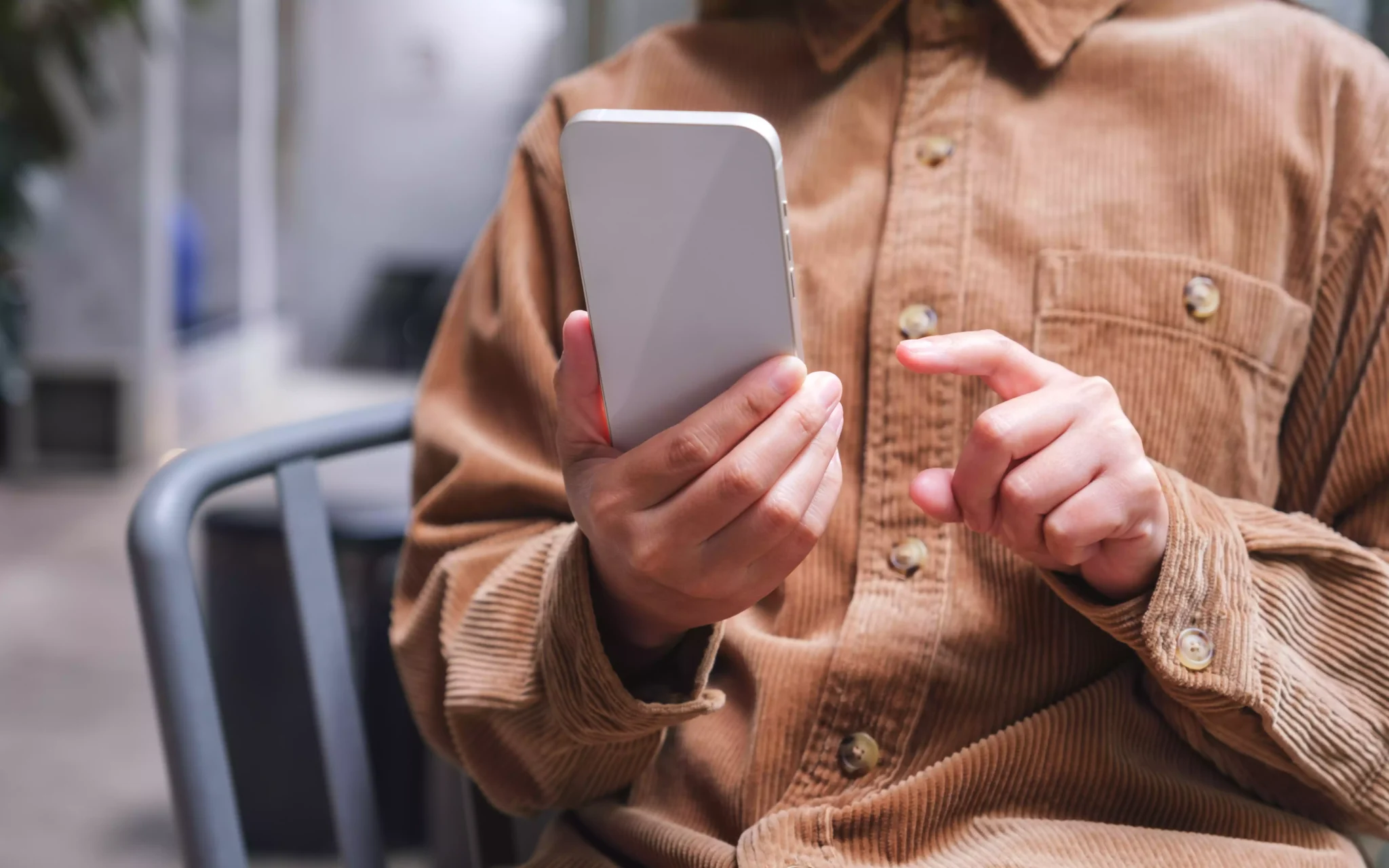 Pessoa a segurar smartphone