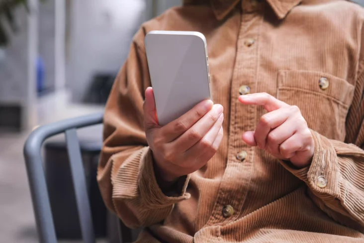 Pessoa a segurar smartphone