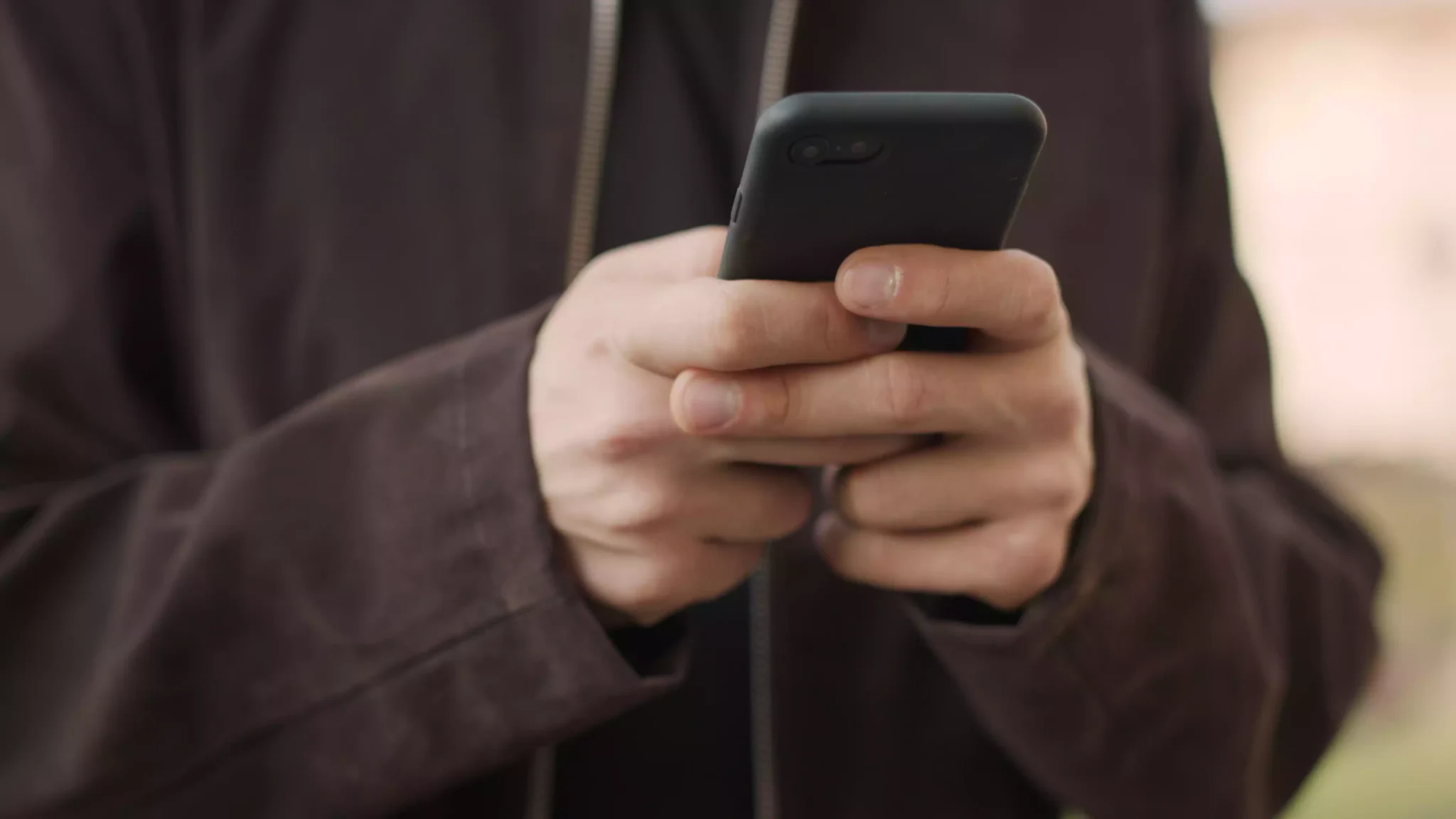 Homem a usar smartphone