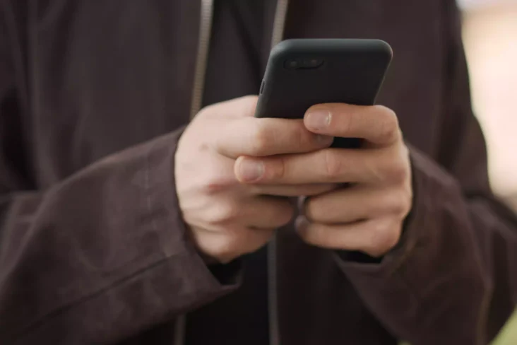 Homem a usar smartphone