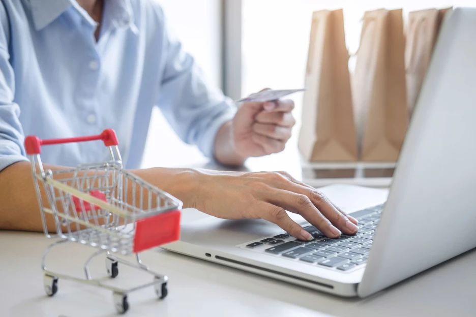 Vantagens e desvantagens do BNPL: Vale a pena comprar agora e pagar depois? Imagem representativa de compras online