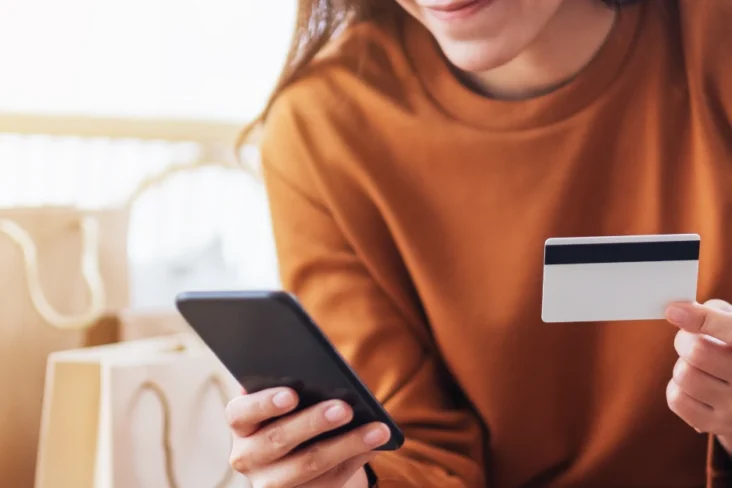 Imagem de uma pessoa a fazer compras online