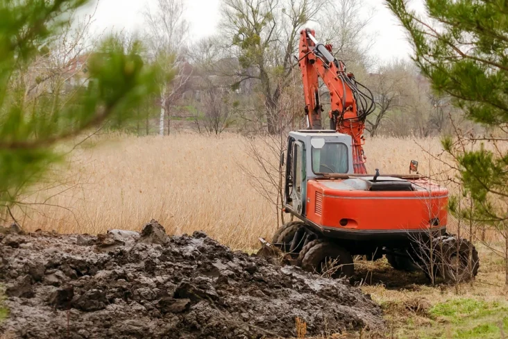 Imagem de equipamento de limpeza de terrenos afetados por um desastre natural