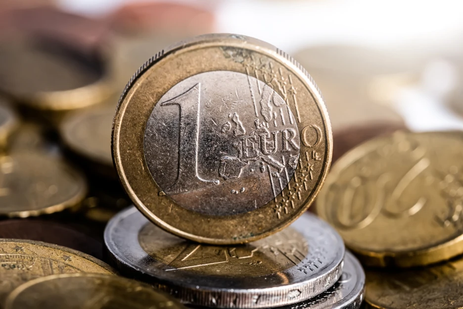 Coeficiente de desvalorização da moeda: O que é e como pode ajudá-lo a pagar menos IRS Imagem de uma moeda de um euro