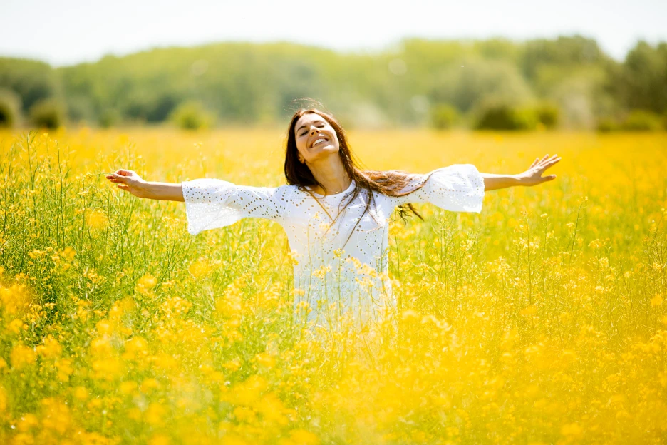 Conte lá: Ontem esteve feliz ou infeliz? Imagem de uma mulher feliz
