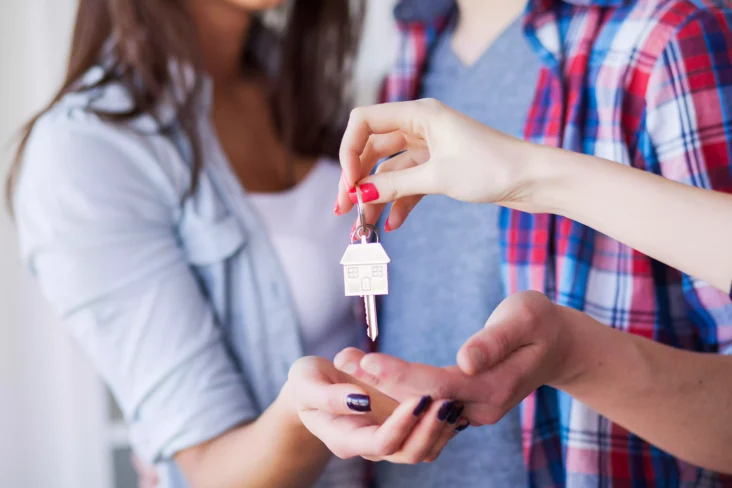 Casal jovem a receber chaves de casa