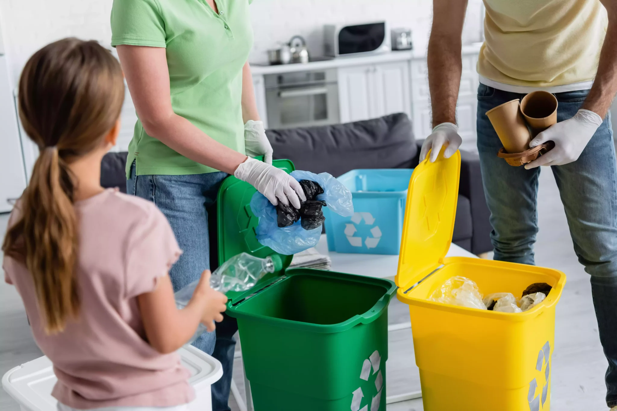 Dia Mundial da Reciclagem: Pequenas escolhas que mudam o futuro Família a fazer reciclagem
