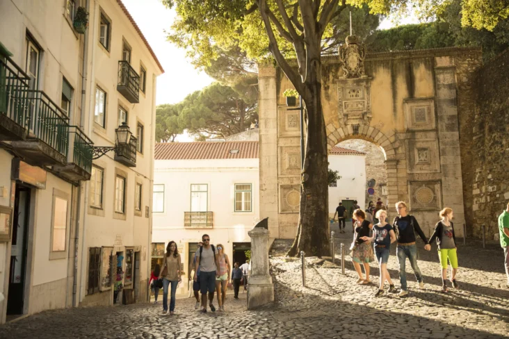 Pessoas a caminhar numa rua de Lisboa