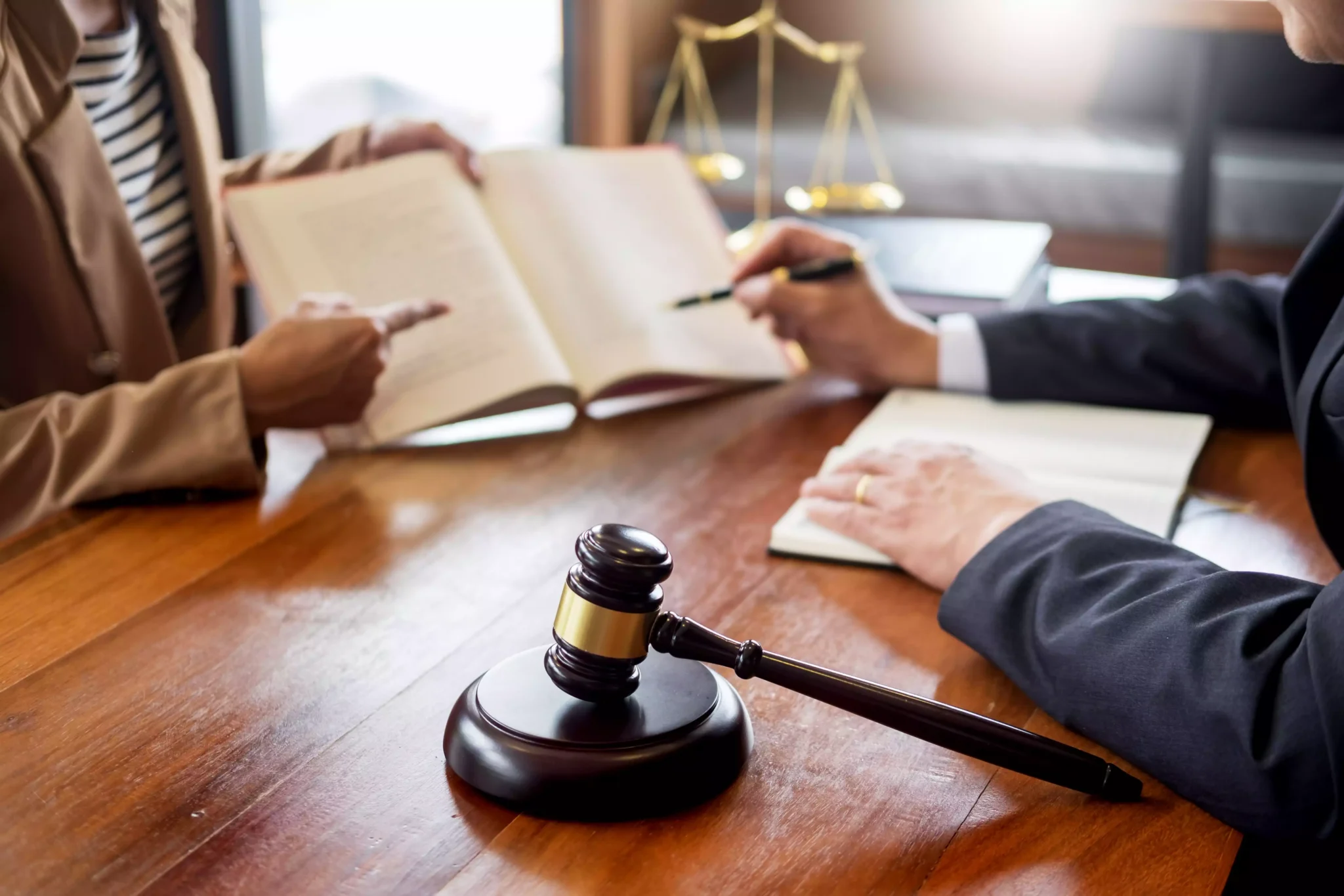 Reinvestimento de mais-valias: Ação judicial suspende prazo Advogada e juiz em tribunal