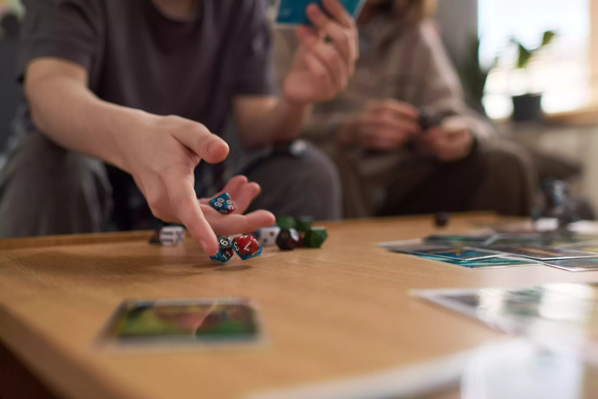 Pessoas a jogar jogo de tabuleiro