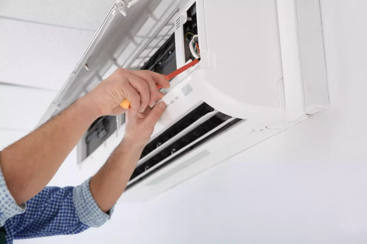 Homem a fazer manutenção de ar condicionado