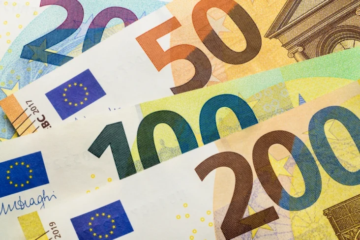 Imagens de notas de euro agrupadas de forma crescente