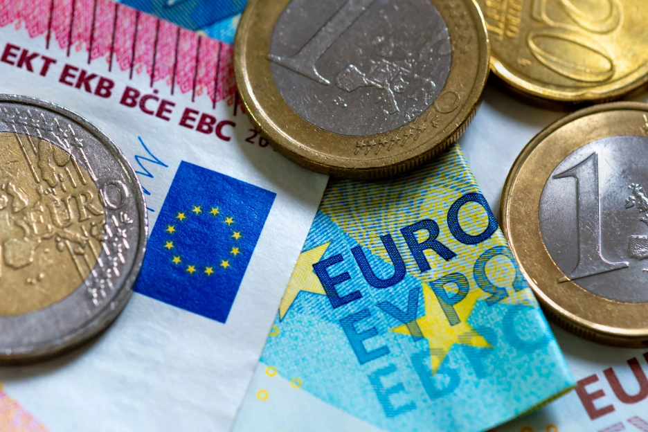 Como funciona a cedência de crédito? Imagem de notas e moedas