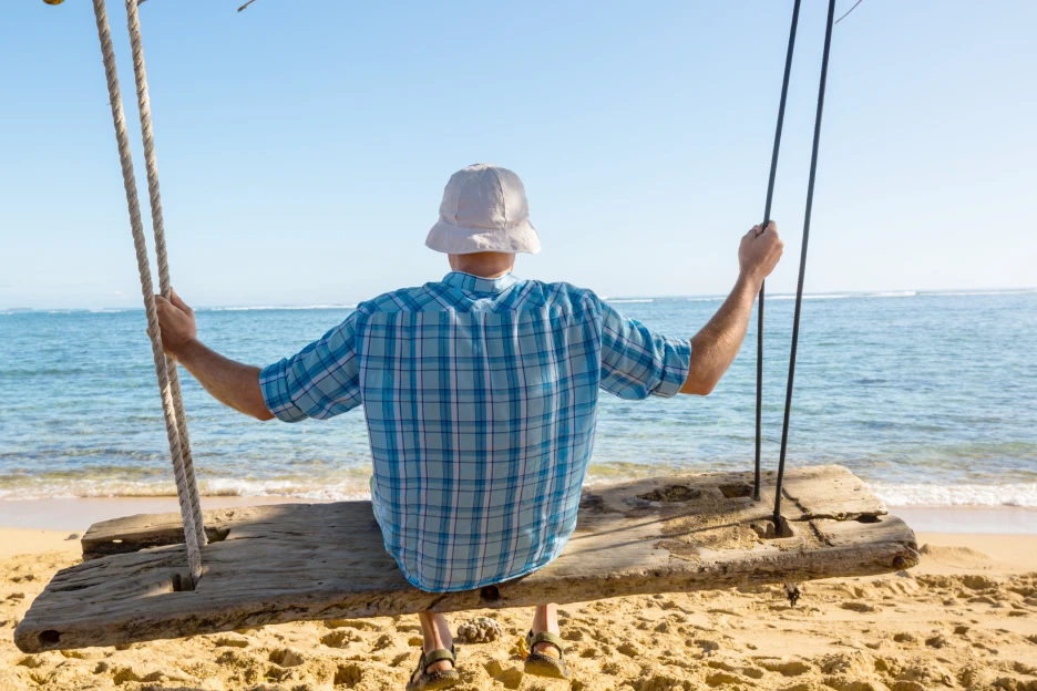 Preparar a reforma: Como evitar 5 erros comuns Imagem de um reformado feliz na praia