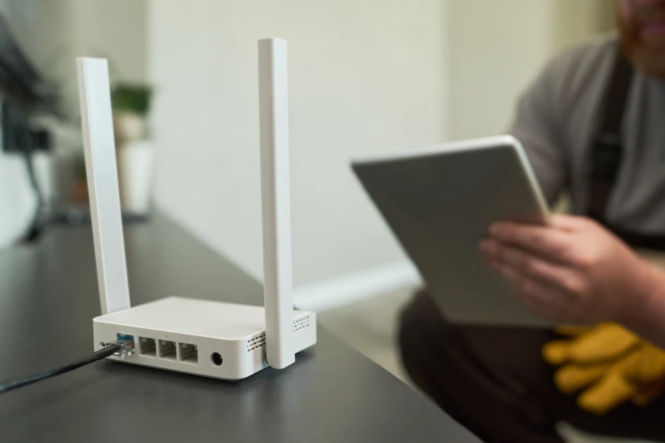 Tem a internet lenta? O problema pode estar dentro da sua casa Imagem de um router extensor de rede, em casa