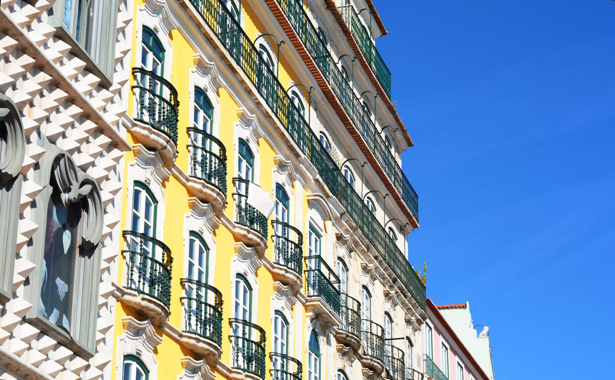 Subida dos juros: Qual o impacto na minha prestação? Fachada de edifícios