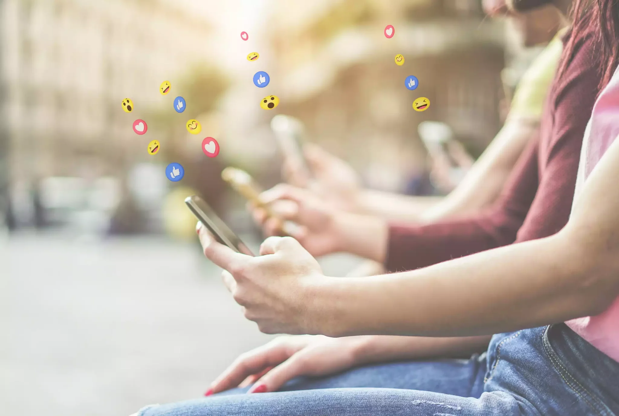 A experiência mundial das redes sociais Jovens a usar smartphones