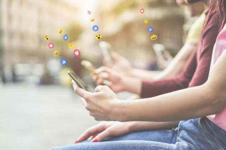 Jovens a usar smartphones