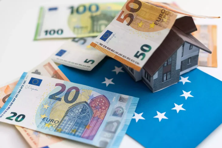 Notas de euro sobre bandeira da UE